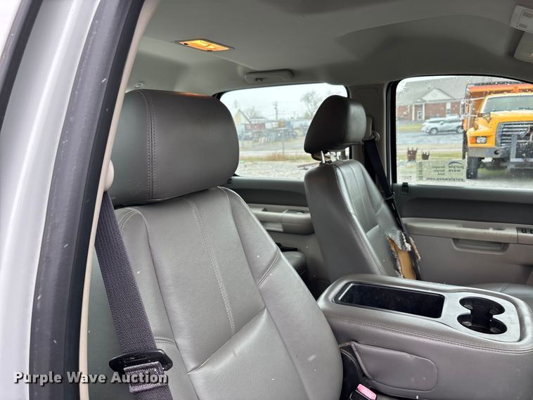 image for item DW7254 2014 Chevrolet Silverado 2500HD Crew Cab pickup truck