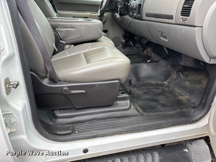 image for item DW7254 2014 Chevrolet Silverado 2500HD Crew Cab pickup truck