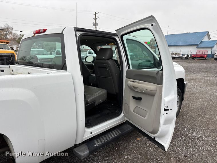 image for item DW7254 2014 Chevrolet Silverado 2500HD Crew Cab pickup truck