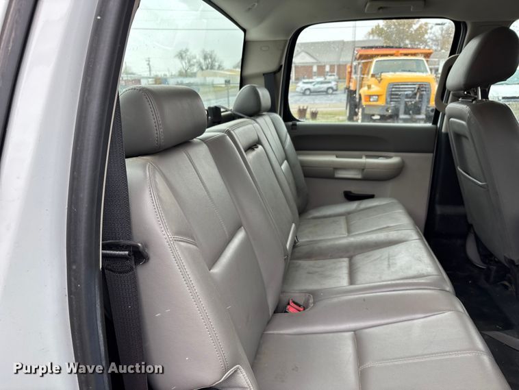 image for item DW7254 2014 Chevrolet Silverado 2500HD Crew Cab pickup truck