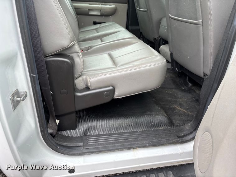 image for item DW7254 2014 Chevrolet Silverado 2500HD Crew Cab pickup truck