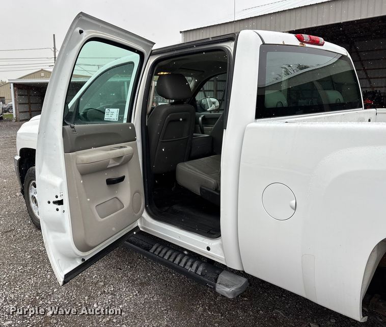 image for item DW7254 2014 Chevrolet Silverado 2500HD Crew Cab pickup truck