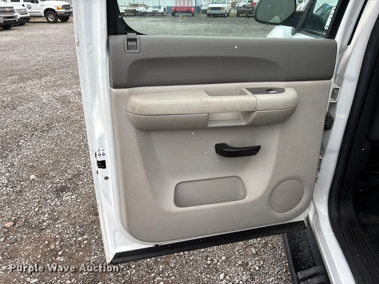 image for item DW7254 2014 Chevrolet Silverado 2500HD Crew Cab pickup truck