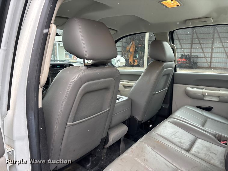 image for item DW7254 2014 Chevrolet Silverado 2500HD Crew Cab pickup truck