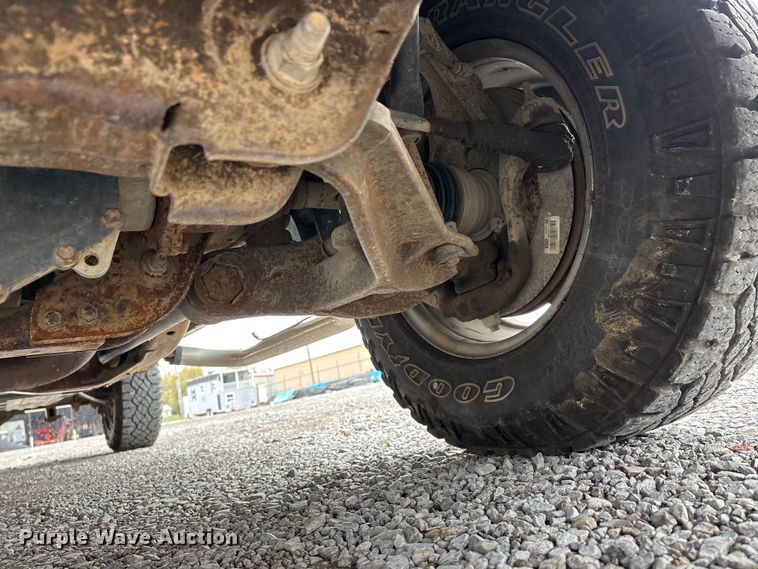 image for item DW7255 2015 Chevrolet Silverado 2500HD utility bed pickup truck