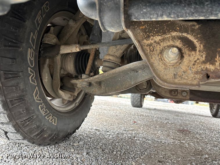 image for item DW7255 2015 Chevrolet Silverado 2500HD utility bed pickup truck