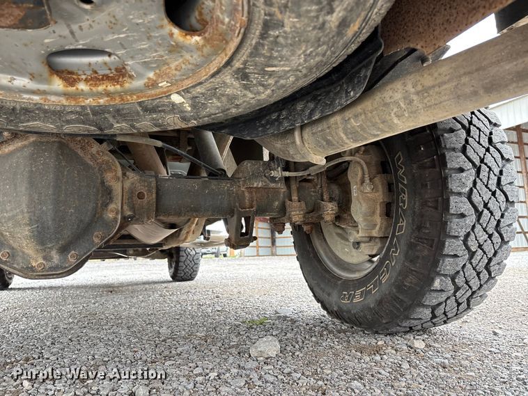 image for item DW7255 2015 Chevrolet Silverado 2500HD utility bed pickup truck