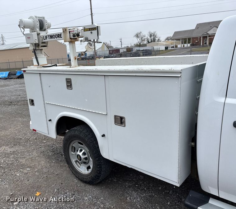 image for item DW7256 2014 Chevrolet Silverado 2500HD utility bed pickup truck