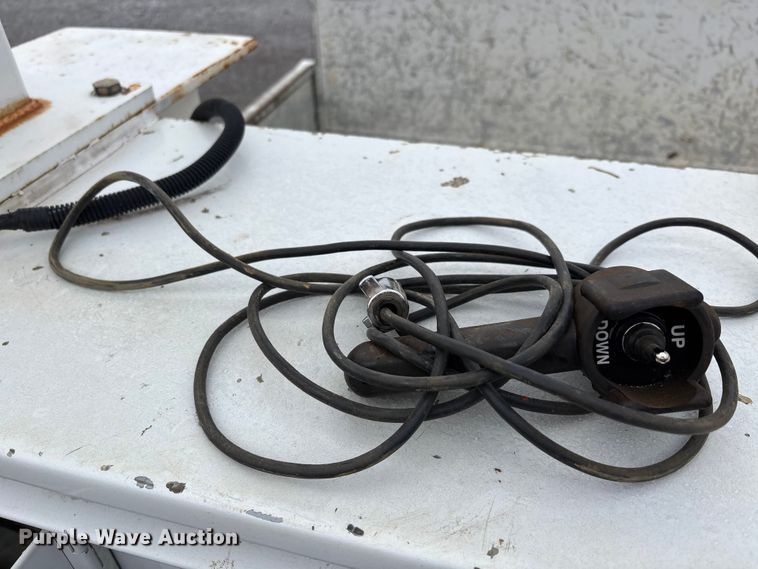 image for item DW7256 2014 Chevrolet Silverado 2500HD utility bed pickup truck