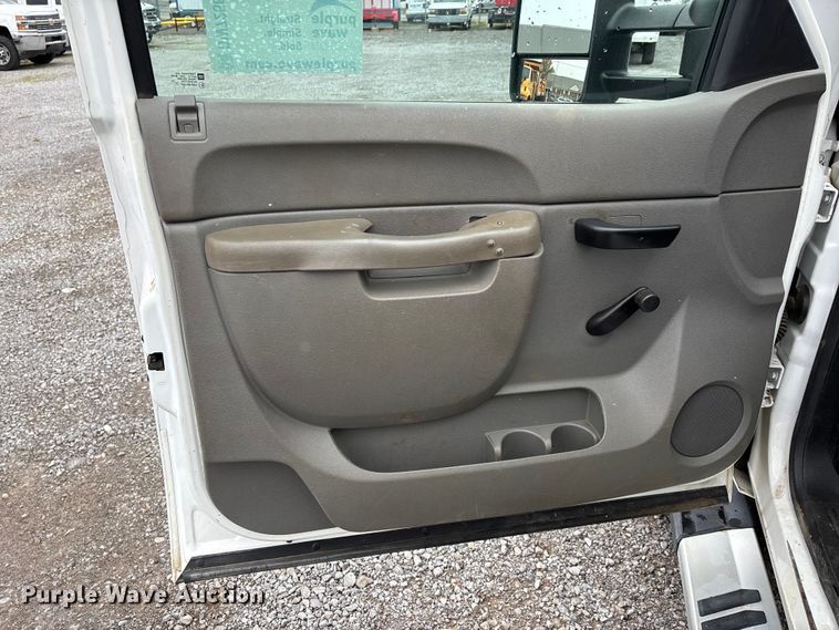 image for item DW7256 2014 Chevrolet Silverado 2500HD utility bed pickup truck