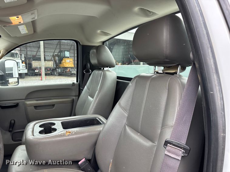 image for item DW7256 2014 Chevrolet Silverado 2500HD utility bed pickup truck