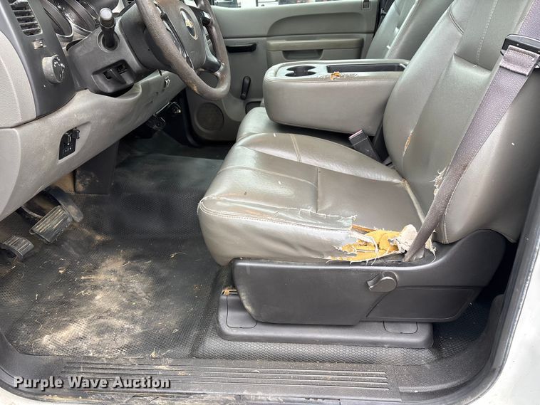 image for item DW7256 2014 Chevrolet Silverado 2500HD utility bed pickup truck