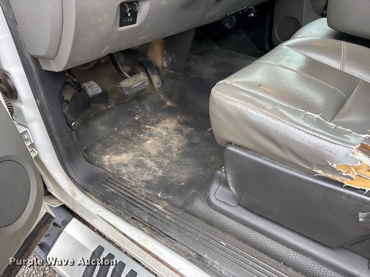 image for item DW7256 2014 Chevrolet Silverado 2500HD utility bed pickup truck