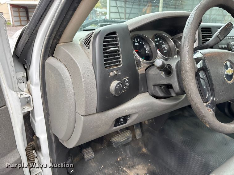 image for item DW7256 2014 Chevrolet Silverado 2500HD utility bed pickup truck