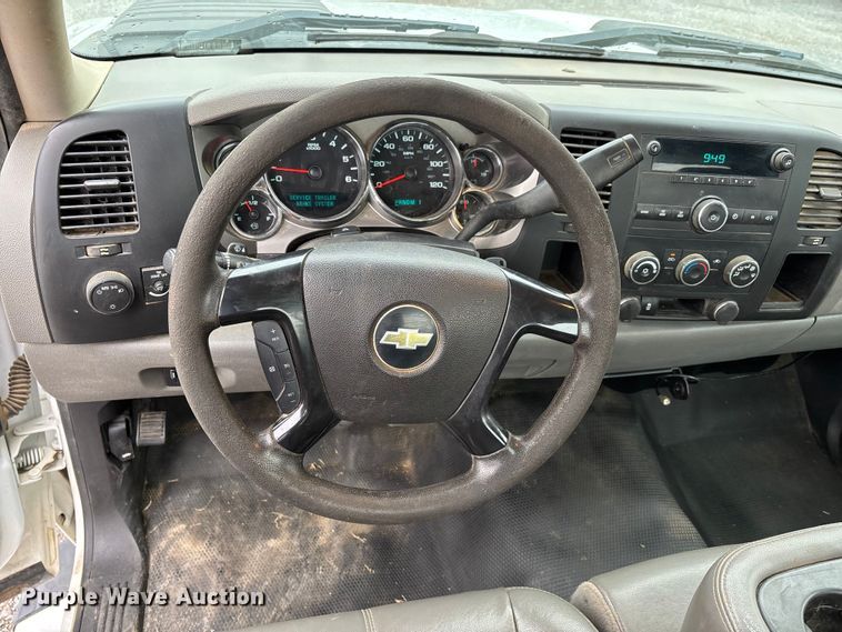 image for item DW7256 2014 Chevrolet Silverado 2500HD utility bed pickup truck