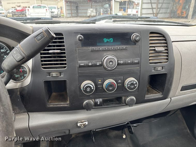 image for item DW7256 2014 Chevrolet Silverado 2500HD utility bed pickup truck