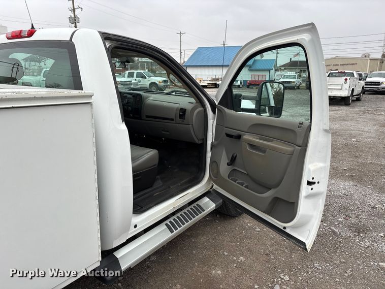 image for item DW7256 2014 Chevrolet Silverado 2500HD utility bed pickup truck