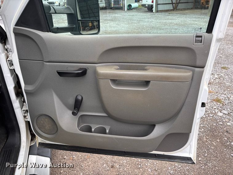 image for item DW7256 2014 Chevrolet Silverado 2500HD utility bed pickup truck