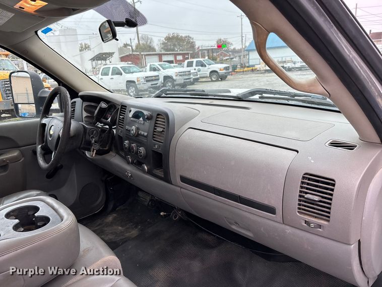 image for item DW7256 2014 Chevrolet Silverado 2500HD utility bed pickup truck