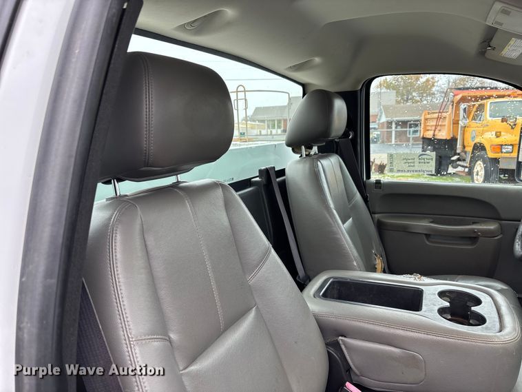 image for item DW7256 2014 Chevrolet Silverado 2500HD utility bed pickup truck