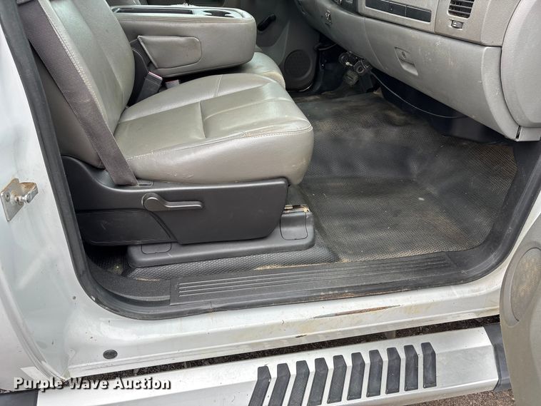 image for item DW7256 2014 Chevrolet Silverado 2500HD utility bed pickup truck