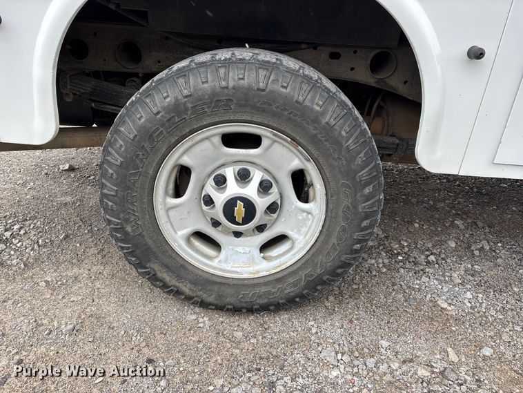 image for item DW7256 2014 Chevrolet Silverado 2500HD utility bed pickup truck