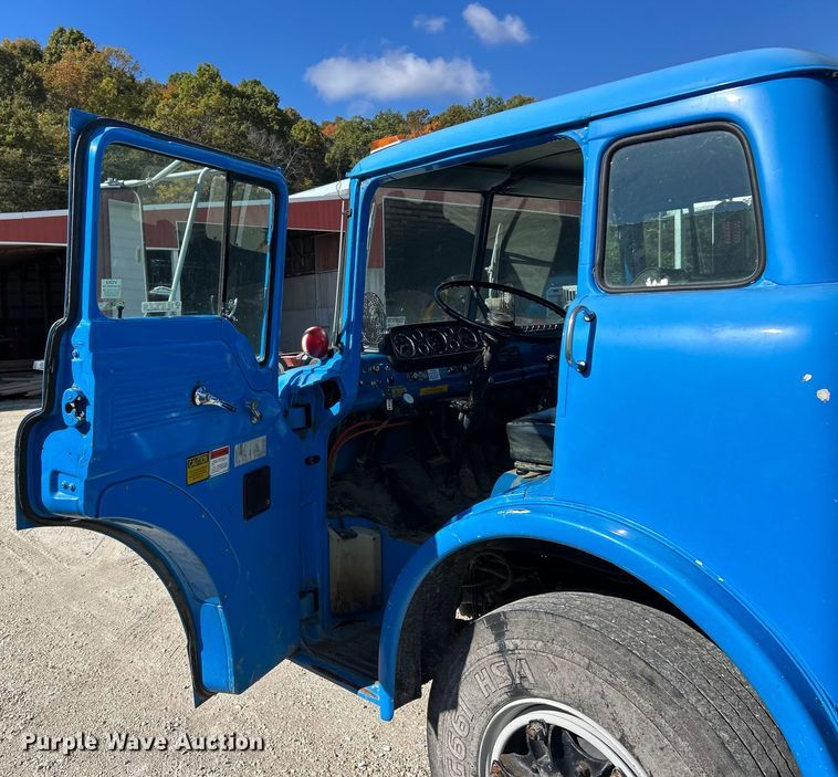 image for item DX1494 1990 Ford C8000 flatbed truck