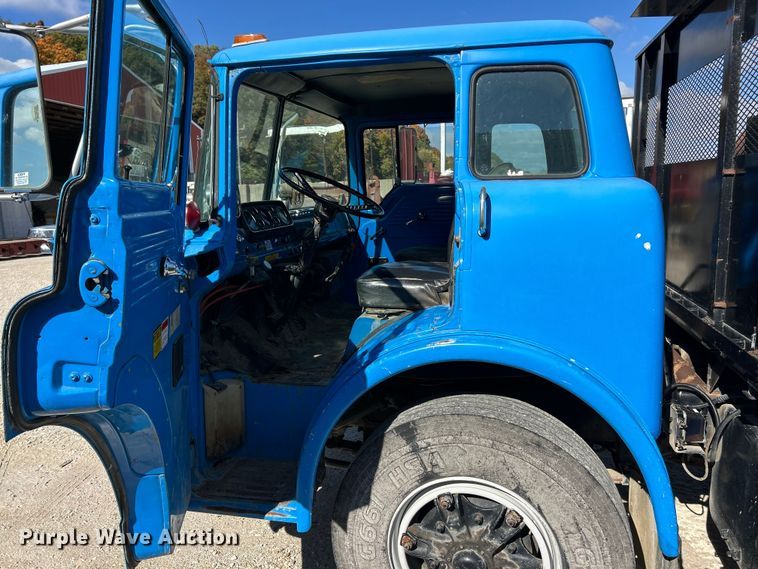 image for item DX1494 1990 Ford C8000 flatbed truck