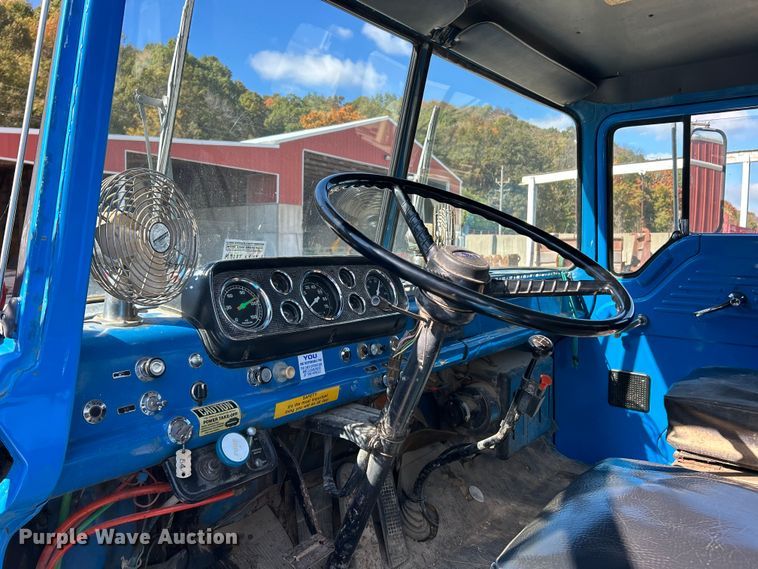 image for item DX1494 1990 Ford C8000 flatbed truck