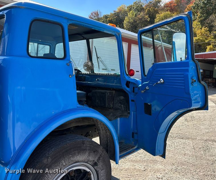 image for item DX1494 1990 Ford C8000 flatbed truck