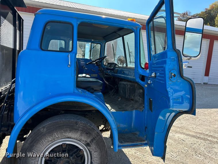 image for item DX1494 1990 Ford C8000 flatbed truck