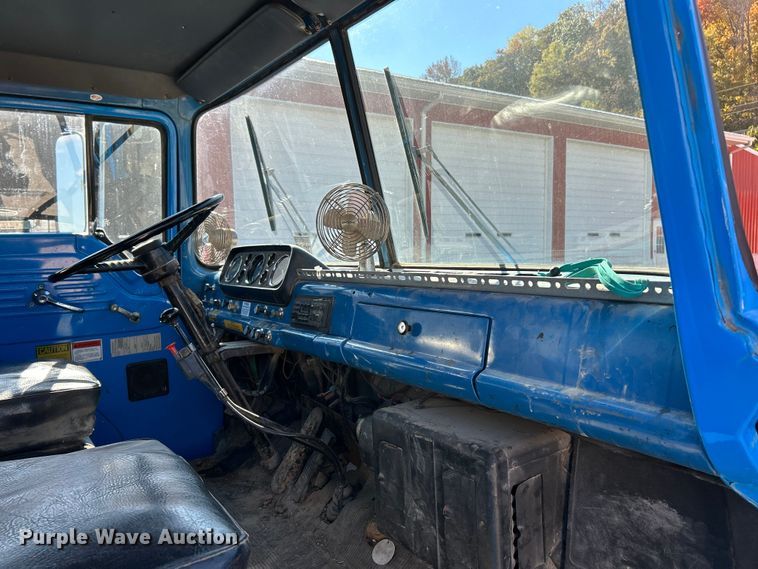 image for item DX1494 1990 Ford C8000 flatbed truck