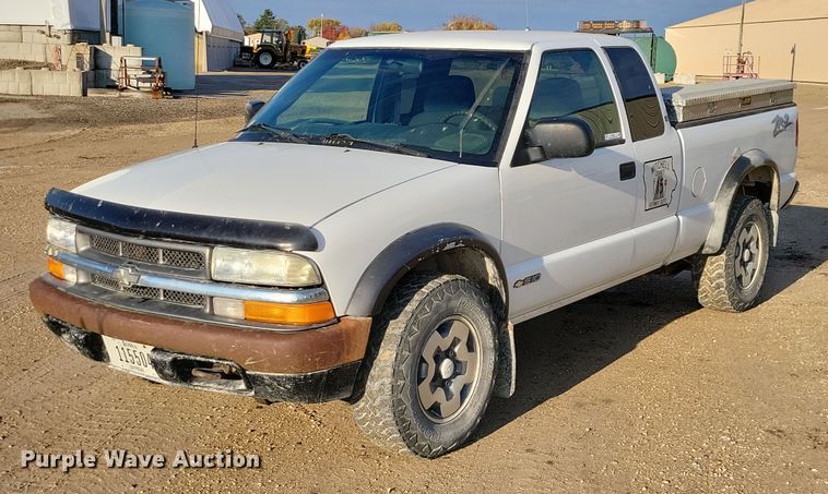 image for item DX6587 2003 Chevrolet  S10 Ext. Cab pickup truck