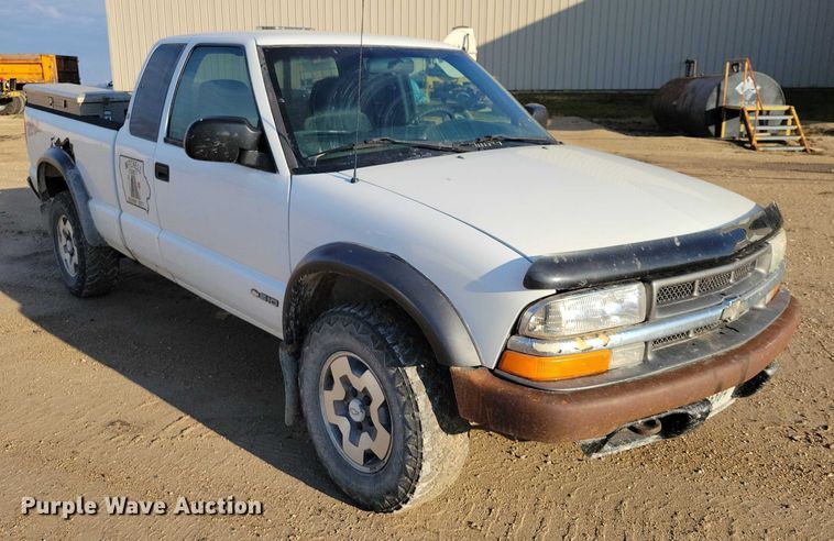 image for item DX6587 2003 Chevrolet  S10 Ext. Cab pickup truck