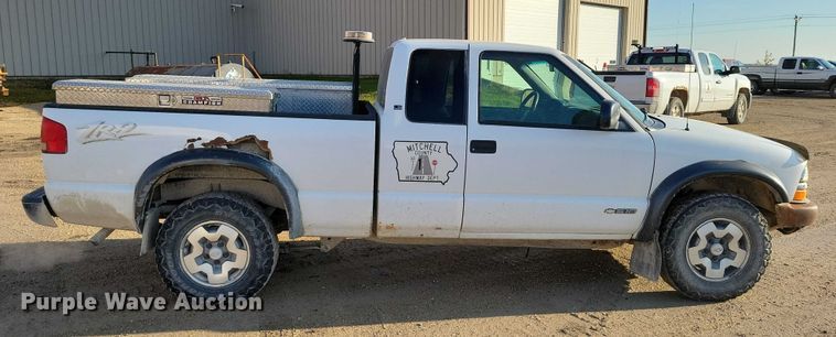 image for item DX6587 2003 Chevrolet  S10 Ext. Cab pickup truck