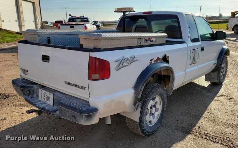 image for item DX6587 2003 Chevrolet  S10 Ext. Cab pickup truck