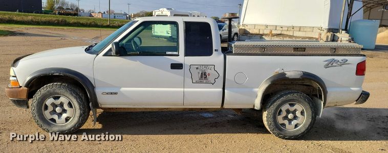 image for item DX6587 2003 Chevrolet  S10 Ext. Cab pickup truck