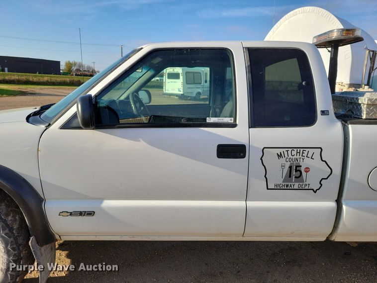 image for item DX6587 2003 Chevrolet  S10 Ext. Cab pickup truck