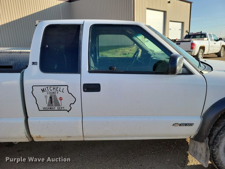 image for item DX6587 2003 Chevrolet  S10 Ext. Cab pickup truck