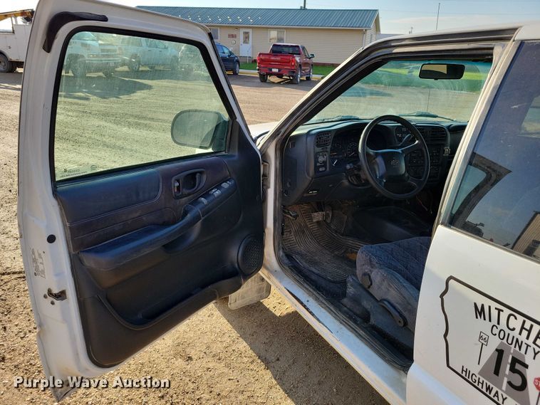 image for item DX6587 2003 Chevrolet  S10 Ext. Cab pickup truck