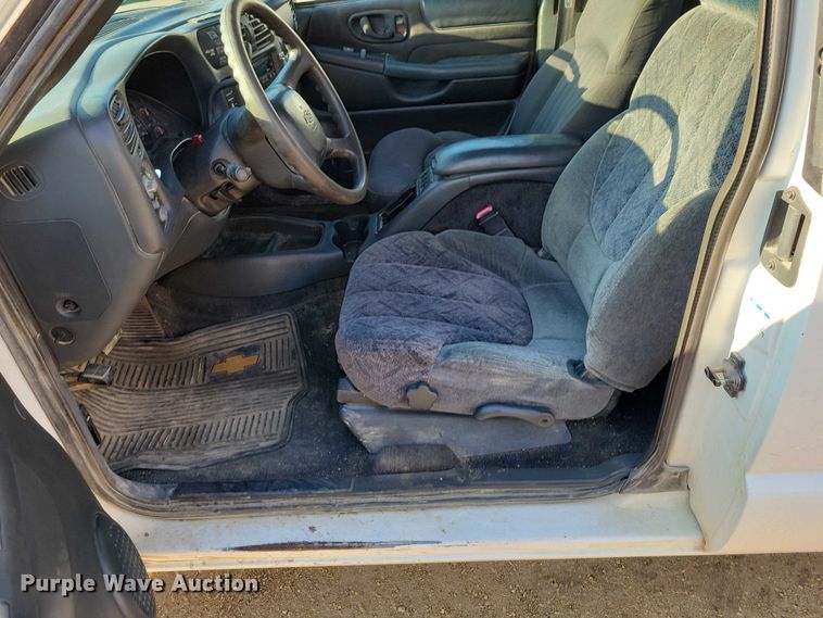 image for item DX6587 2003 Chevrolet  S10 Ext. Cab pickup truck