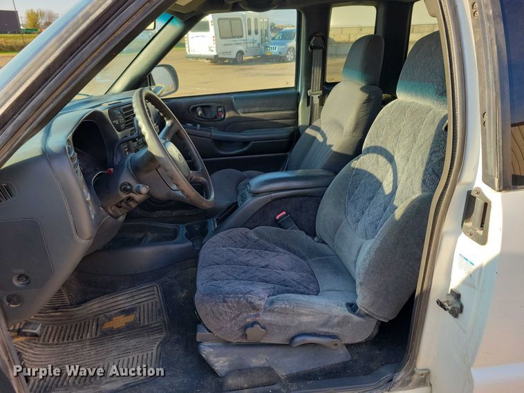 image for item DX6587 2003 Chevrolet  S10 Ext. Cab pickup truck