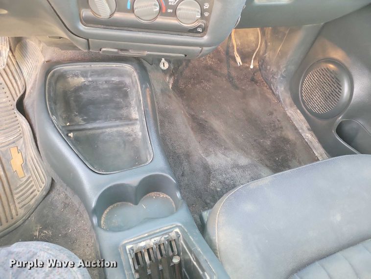 image for item DX6587 2003 Chevrolet  S10 Ext. Cab pickup truck