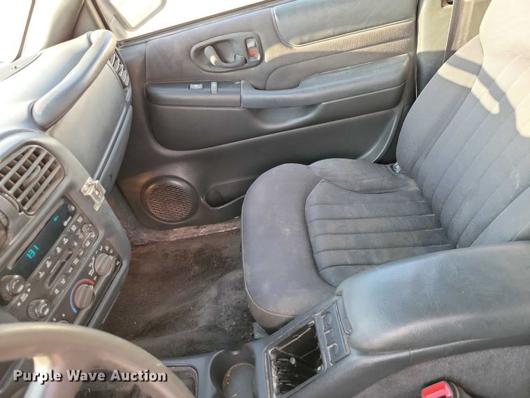 image for item DX6587 2003 Chevrolet  S10 Ext. Cab pickup truck