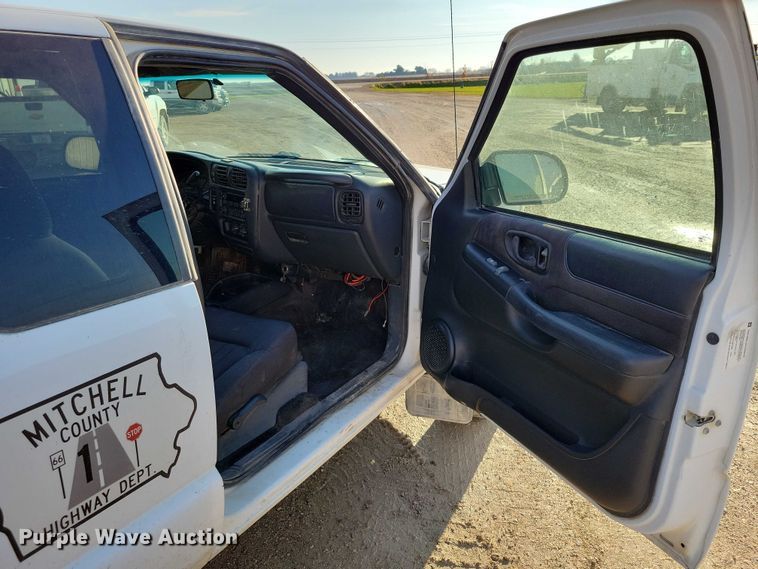 image for item DX6587 2003 Chevrolet  S10 Ext. Cab pickup truck