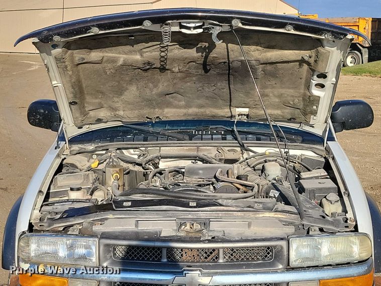 image for item DX6587 2003 Chevrolet  S10 Ext. Cab pickup truck