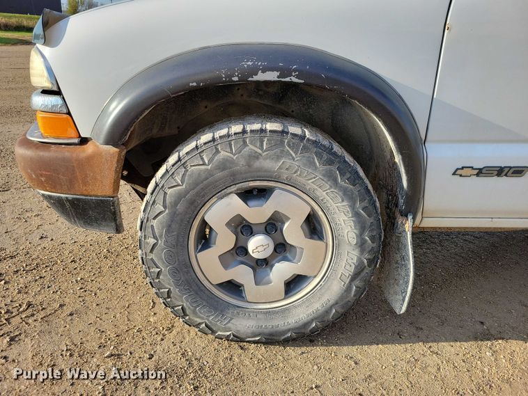 image for item DX6587 2003 Chevrolet  S10 Ext. Cab pickup truck