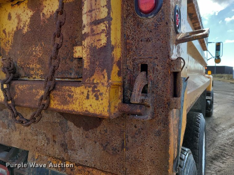 image for item DX6588 1998 International  2554 dump truck