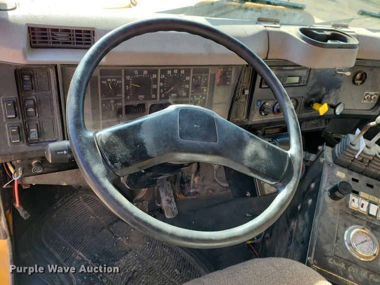 image for item DX6588 1998 International  2554 dump truck