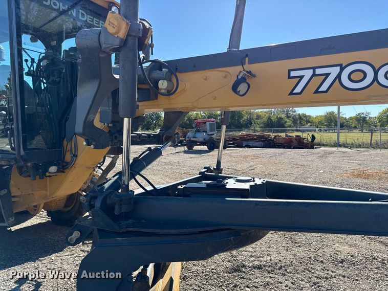 image for item DY8321 2009 John Deere 770G motor grader